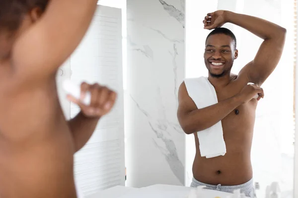 Póló nélküli afro-amerikai srác dezodort használ a fürdőszobában — Stock Fotó