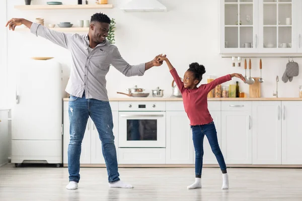 Pai preto bonito e filha dançando na cozinha — Fotografia de Stock