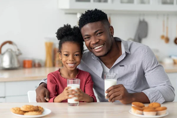 Rodinný portrét černého otce a dcery při snídani — Stock fotografie
