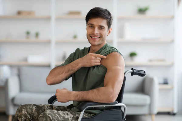 Boldog fogyatékos katona mutatja zenekar vállán és hüvelykujját fel — Stock Fotó