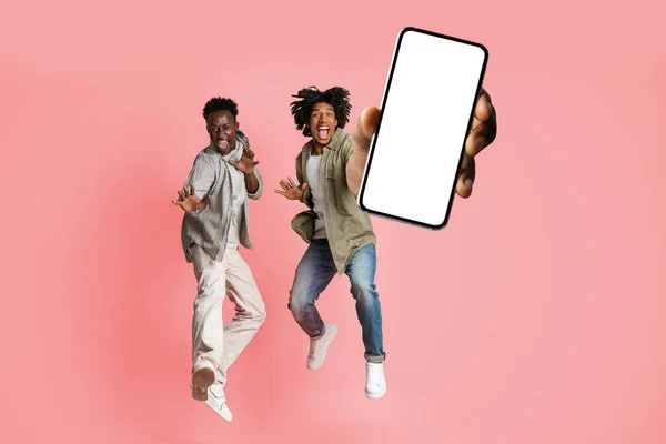 신나는 흑인 남자 친구 점프 및 흰색빈 화면 과 스마트폰 시연 콜라주 현수막 — 스톡 사진