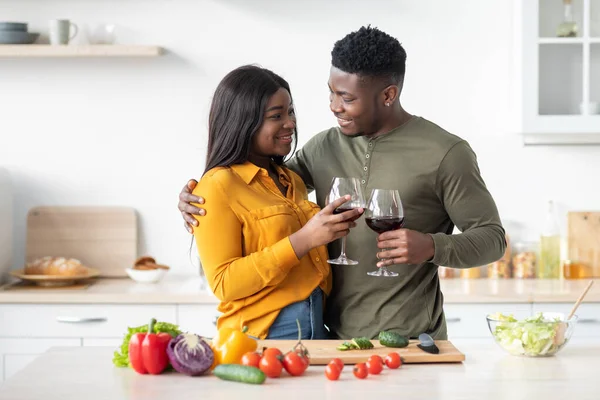 Heureux couple noir romantique passer du temps dans la cuisine, boire du vin et cuisiner — Photo