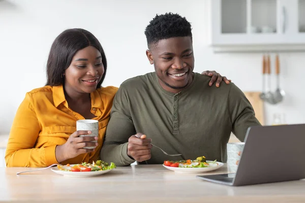 Happy African American Couple Regarder un film sur ordinateur portable tout en mangeant le petit déjeuner — Photo