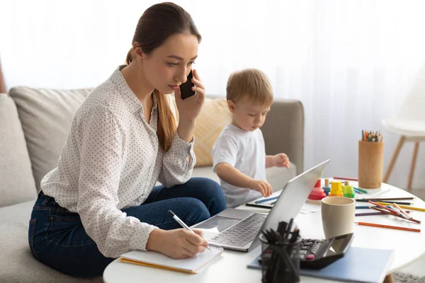 Arbeit im Mutterschaftsurlaub. Frau, die zu Hause arbeitet und Zeit mit ihrem Sohn verbringt, Freiberuflerin, Multitasking, Freiraum — Stockfoto