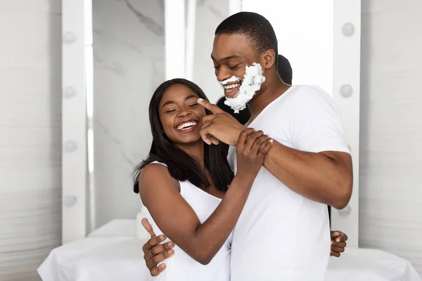 Retrato de alegre pareja afroamericana divirtiéndose en el baño — Foto de Stock