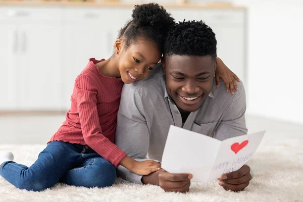 Sevgi dolu küçük siyah kız Babalar Günü 'nde babasını selamlıyor. — Stok fotoğraf