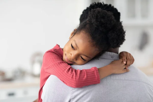 Sorrindo menina negra abraçando seu pai — Fotografia de Stock