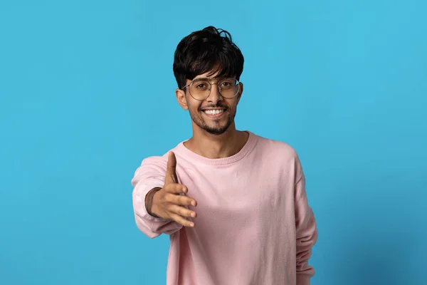 Amichevole ragazzo indiano tendendo la mano verso la fotocamera — Foto Stock