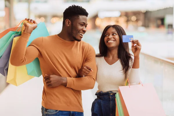 Retrato de feliz pareja negra con tarjeta de crédito —  Fotos de Stock