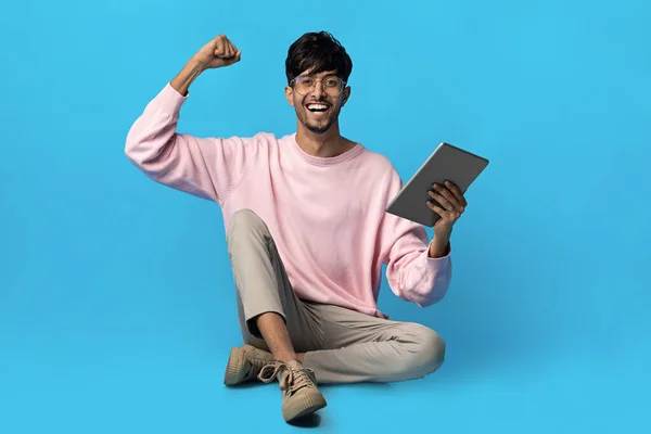 Radostný muž z Blízkého východu drží digitální tablet a gestikuluje — Stock fotografie