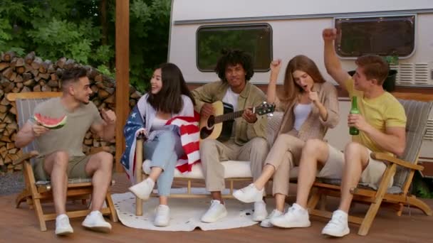 Heureux amis diversifiés profiter de la fête en plein air au camping, jouer de la guitare et chanter — Video