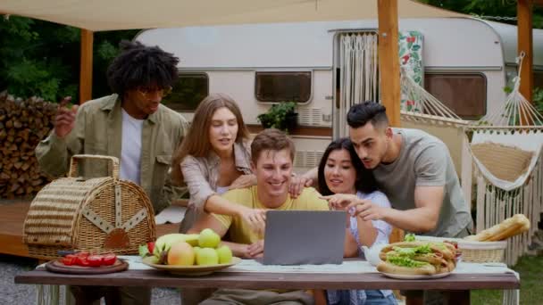 Boldog többnemzetiségű barátok Laptop együtt a szabadban piknik Camping — Stock videók