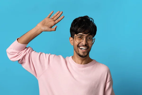 Positivo ragazzo medio orientale che saluta la telecamera sul blu — Foto Stock