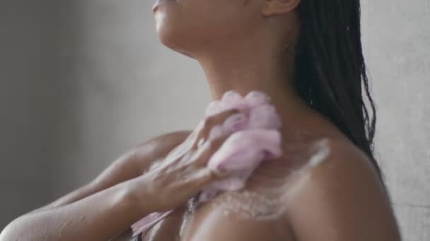 Irriconoscibile donna afroamericana che si lava il corpo con gel e spugna, facendo la doccia mattutina in bagno — Video Stock