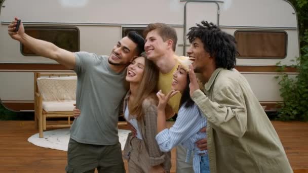 Vidám Fiatal Több etnikai Barátok Pózol Selfie Outdoor Camping — Stock videók