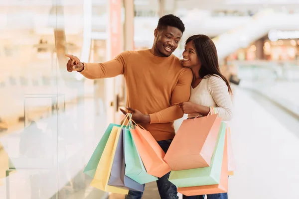 Choosing Fesitve Present Smiling African American Couple Walking Shopping Centre — Stock Photo, Image