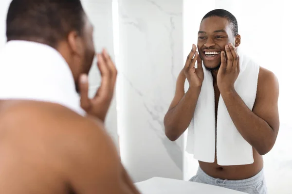 アフターシェービングケア 幸せな白人黒人男の肖像バスルームで準備を取得 自宅で毎日の衛生を作るネック周りタオルと陽気なハンサムなアフリカ系アメリカ人男性 選択的フォーカス — ストック写真