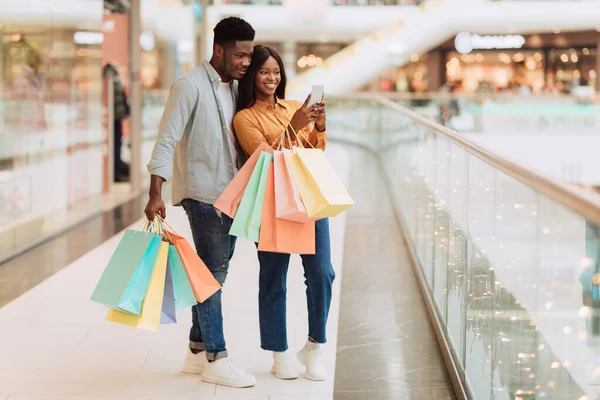 Retail Tecnología Feliz Pareja Negra Usando Teléfono Inteligente Mirando Pantalla —  Fotos de Stock