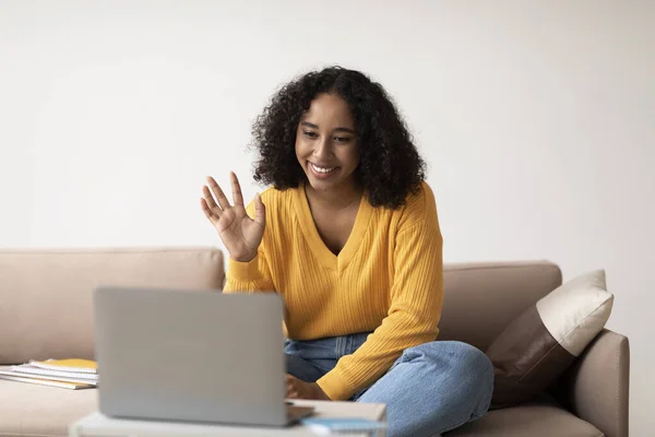 Happy African American Lady Vídeo Chamando Laptop Acenando Olá Webcam — Fotografia de Stock