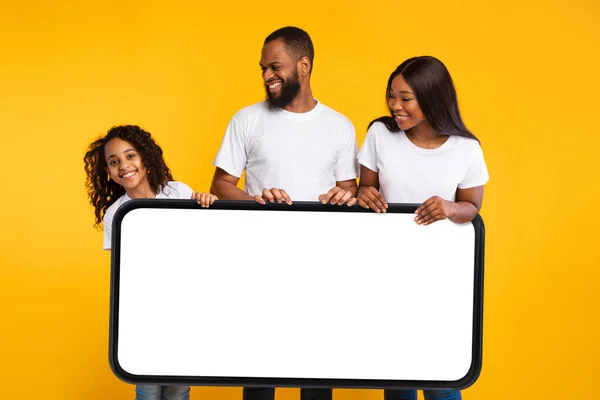 Afrikaans Amerikaanse Familie Van Drie Mensen Met Enorme Smartphone Met — Stockfoto