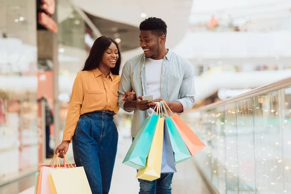 Online Winkelen Mooie Jonge Zwarte Vrouw Die Iets Smartphone Laat — Stockfoto