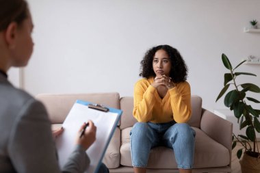 Psikoterapi seansı. Danışman, ofisteki kızgın siyahi kadına konuşuyor. Milenyum müşterisine tavsiyelerde bulunuyor. Psikolog depresif Afrikalı Amerikalı kadın müşteriyle görüşüyor.