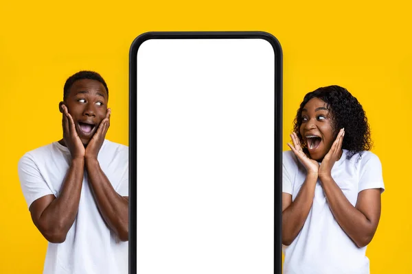 Wow Huge Discount Surprised Black Couple Posing Giant Smartphone White — Stock Photo, Image