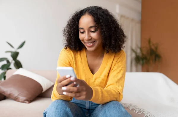 Linda Jovem Afro Americana Usando Telefone Celular Tendo Bate Papo — Fotografia de Stock