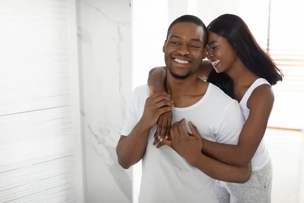 浴室で抱擁若いアフリカ系アメリカ人のカップルの肖像インテリア 幸せな千年の黒配偶者の抱擁と笑顔 自宅で一緒に朝の時間を楽しんで スペースをコピー — ストック写真