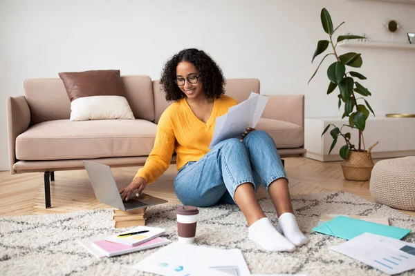 Jovem Mulher Negra Feliz Sentada Chão Com Documentos Usando Computador — Fotografia de Stock