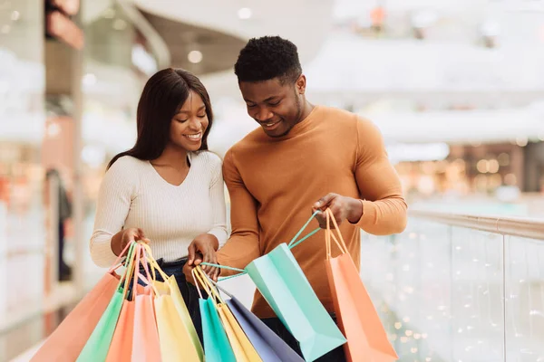 Retrato Feliz Pareja Afroamericana Sonriente Sosteniendo Mirando Dentro Coloridas Bolsas — Foto de Stock