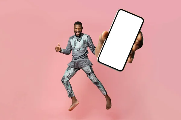 Emocionado Hombre Afroamericano Traje Tradicional Que Demuestra Teléfono Celular Con — Foto de Stock