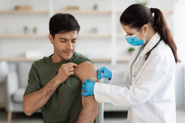 Homme Millénaire Uniforme Camouflage Soldat Faire Vacciner Contre Coronavirus Clinique — Photo