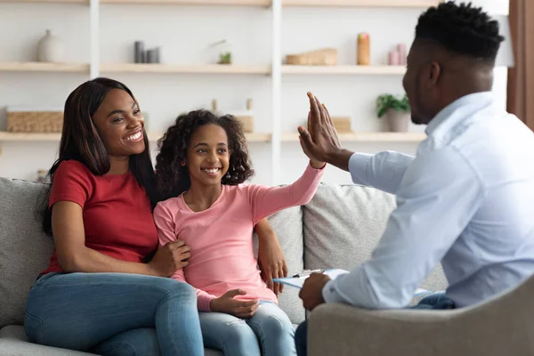 Positieve Zwarte Moeder Dochter Tiener Afspraak Met Mannelijke Psycholoog Gelukkig — Stockfoto