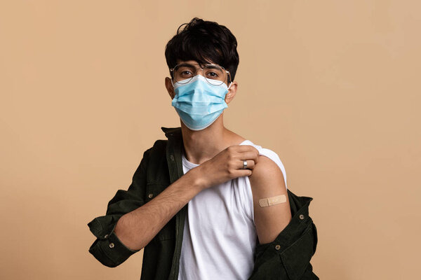 Young Indian Man Face Mask Showing Got Vaccinated Coronavirus Wears — Stock Photo, Image
