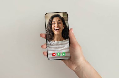Çevrimiçi çağrı. Akıllı Telefonlu Tanımlanamayan Kadın Kız Arkadaşıyla Video Sohbeti