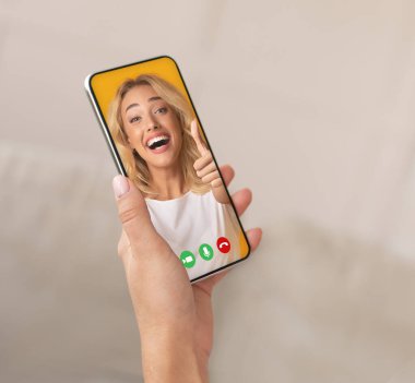 Tanımlanamayan bir kadın, akıllı telefondaki arkadaşı Via uygulaması ile video görüşmesi yapıyor.