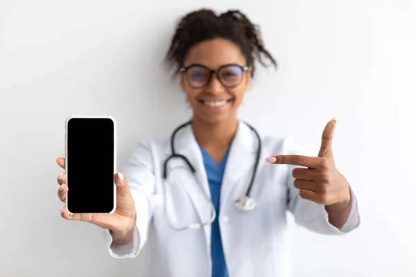 Docteur pointant vers grand écran blanc vide smartphone, maquette — Photo