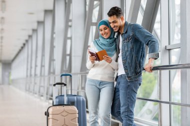 Havalimanında Bekleyen Mutlu İslamcı Gezginlerin Portresi
