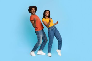 Pozitif Afro-Amerikan çift mavi üzerinde poz, dans