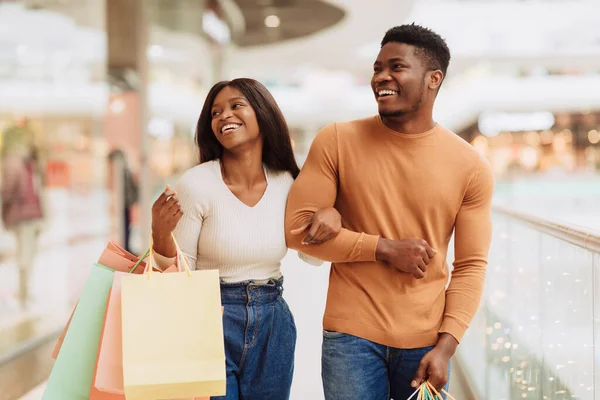 Portrait of black couple walking with shopping bags — Stock Photo, Image