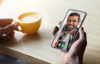 Orta Doğulu Arkadaşla Video Görüşmesi İçin Kafede Akıllı Telefon Kullanan Adam