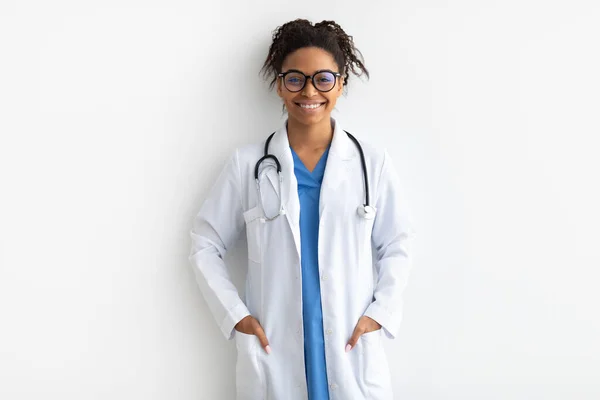 Porträt eines schwarzen Arztes, der mit verschränkten Armen posiert — Stockfoto
