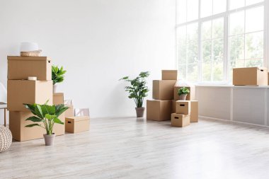 Yeni bir daireye taşınmak, ev kiralamak, gayrimenkul almak ve taşınmak. Eşyalarla dolu karton kutular.