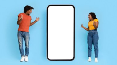 Duygusal Afro-Amerikan milenyumu büyük akıllı telefonlara bakıyor.
