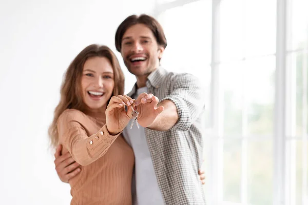 Alegre satisfecho emocionado millennial caucásico macho y hembra celebrar la compra de su propio apartamento, mostrar las llaves —  Fotos de Stock