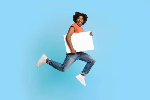 Boldog afro-amerikai srác fut üres plakáttal a reklám — Stock Fotó