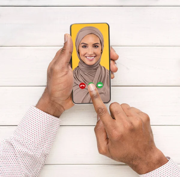 Erkek Elleri Gülümseyen Müslüman Kadın ile Video Görüşmesi İçin Akıllı Telefon Kullanıyor — Stok fotoğraf