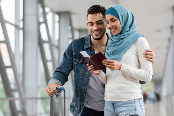 Giovani sposi islamici in attesa di imbarco del volo al terminal dell'aeroporto — Foto Stock
