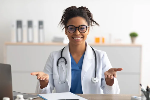 Porträt einer schwarzen Ärztin im Gespräch mit der Kamera — Stockfoto